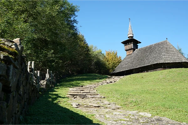 biserica-de-lemn-troas