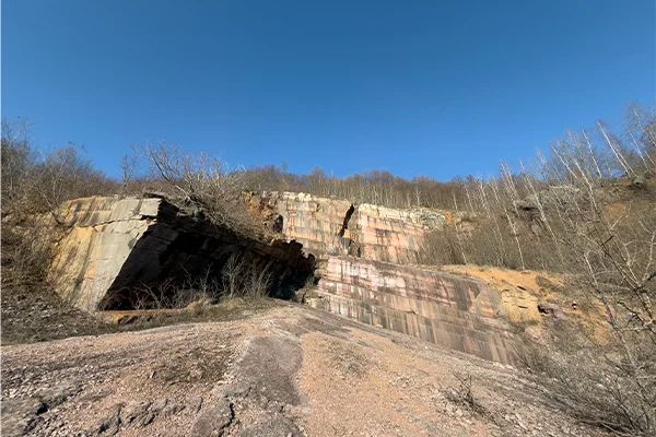 cariera-de-marmura-neagra-si-rosie